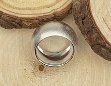 Ladda upp bild till gallerivisning, Texturerad kupad ring