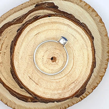 Ladda upp bild till gallerivisning, Silverring med liten blå agat