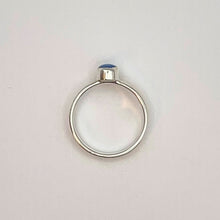 Ladda upp bild till gallerivisning, Silverring med liten blå agat