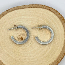 Load image into Gallery viewer, Oxiderade ringörhängen med stift
