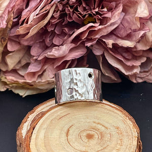 Bred penhamrad och hålig ring