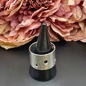 Bred penhamrad och hålig ring