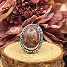 Ladda upp bild till gallerivisning, Ring med vinrödaktig granit