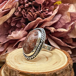 Ring med vinrödaktig granit