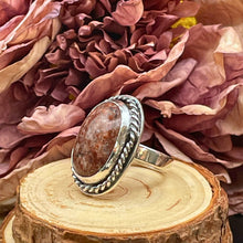 Ladda upp bild till gallerivisning, Ring med vinrödaktig granit