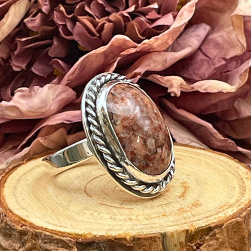 Ring med vinrödaktig granit