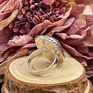 Ring med vinrödaktig granit