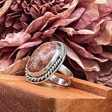 Ladda upp bild till gallerivisning, Ring med vinrödaktig granit