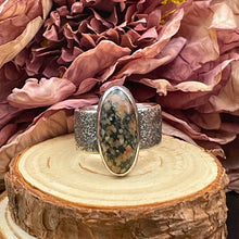 Ladda upp bild till gallerivisning, Oxiderad ring med svartrosa granitsten