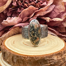 Ladda upp bild till gallerivisning, Oxiderad ring med svartrosa granitsten