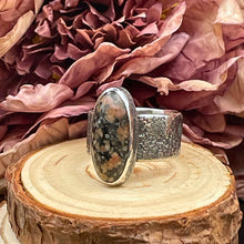 Ladda upp bild till gallerivisning, Oxiderad ring med svartrosa granitsten