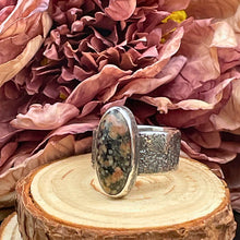 Ladda upp bild till gallerivisning, Oxiderad ring med svartrosa granitsten