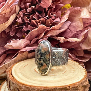 Oxiderad ring med svartrosa granitsten