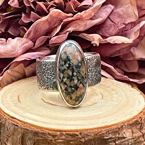 Oxiderad ring med svartrosa granitsten