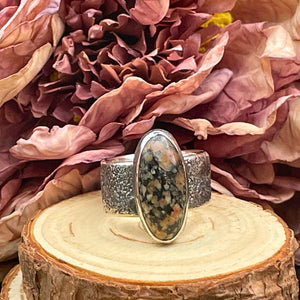 Oxiderad ring med svartrosa granitsten