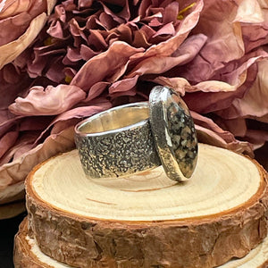Oxiderad ring med svartrosa granitsten