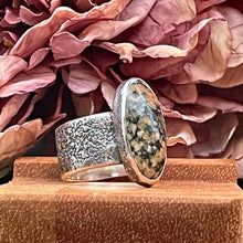 Ladda upp bild till gallerivisning, Oxiderad ring med svartrosa granitsten