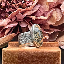 Ladda upp bild till gallerivisning, Oxiderad ring med svartrosa granitsten