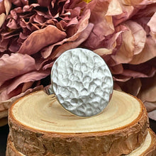 Ladda upp bild till gallerivisning, Stor silverring med kulhamrad platta