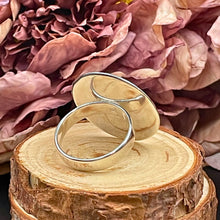Ladda upp bild till gallerivisning, Stor silverring med kulhamrad platta
