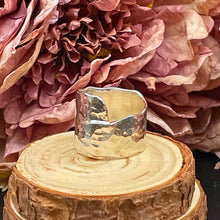 Ladda upp bild till gallerivisning, Bred kulhamrad omlottring i silver