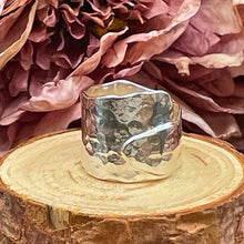 Ladda upp bild till gallerivisning, Bred kulhamrad omlottring i silver