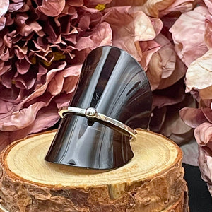Tunn hamrad ring med silverkula