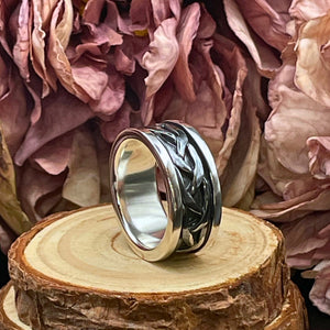 Ring med oxiderad fläta