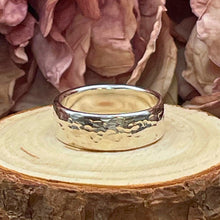 Ladda upp bild till gallerivisning, Hamrad bred ring