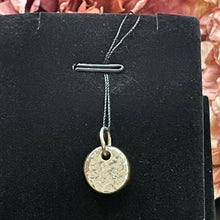 Ladda upp bild till gallerivisning, Kulhamrad rund halsbandsberlock