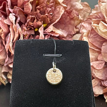 Ladda upp bild till gallerivisning, Kulhamrad rund halsbandsberlock