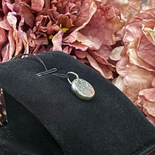 Ladda upp bild till gallerivisning, Kulhamrad rund halsbandsberlock