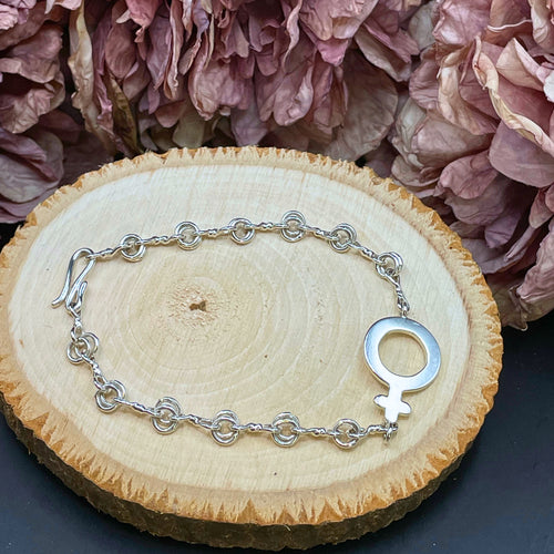 BELLE - Armband med kvinnotecknet