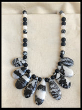 Load image into Gallery viewer, Tungt halsband med svartvit zebra jasper