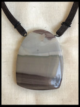 Load image into Gallery viewer, Halsband med brun mockarem och ribbon jasper