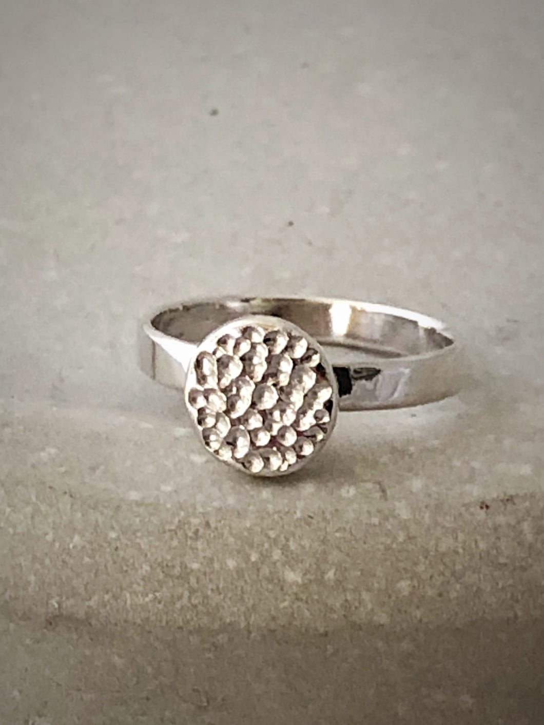 Silverring med gropig platta