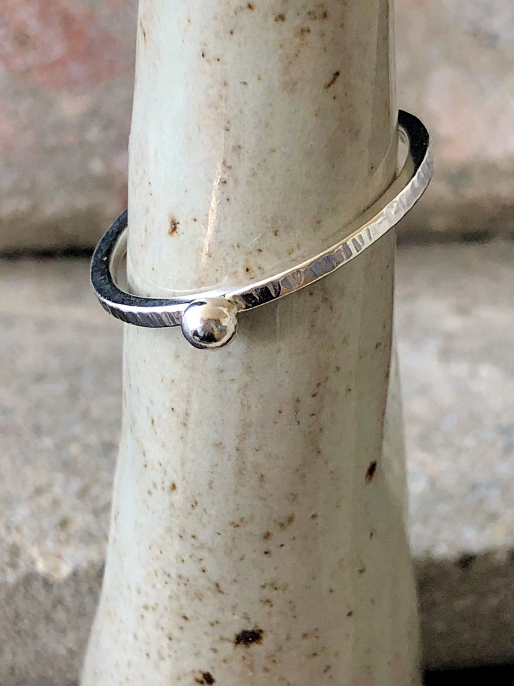 Tunn hamrad ring med silverkula